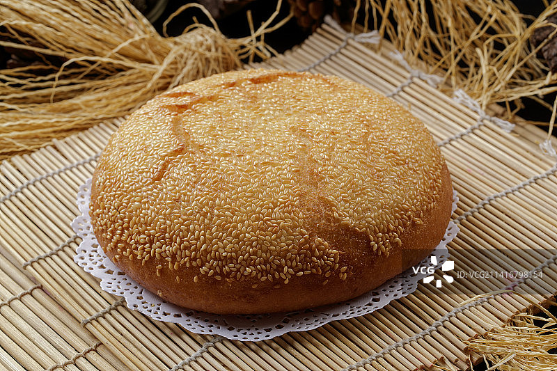 寿司帘上摆放的油炸大油香图片素材