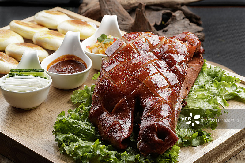 木质图托盘装的卤味猪头配白吉馍图片素材