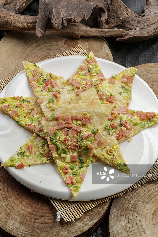 白色瓷盘装的蔬菜熏肉烙饼图片素材