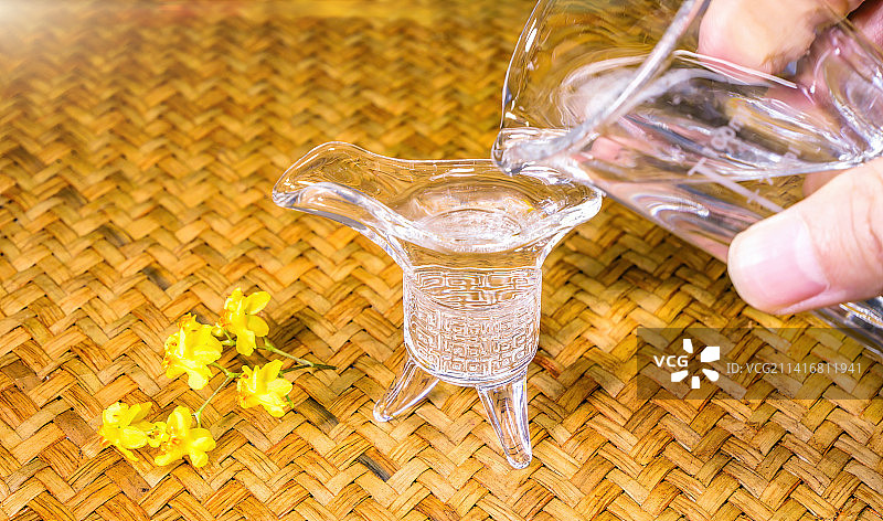 中国传统酒文化琼浆玉液华夏文明千年白酒文化底蕴对酒当歌人生几何小酌一杯东方国宾酱酒美酒水晶杯品酒神器图片素材