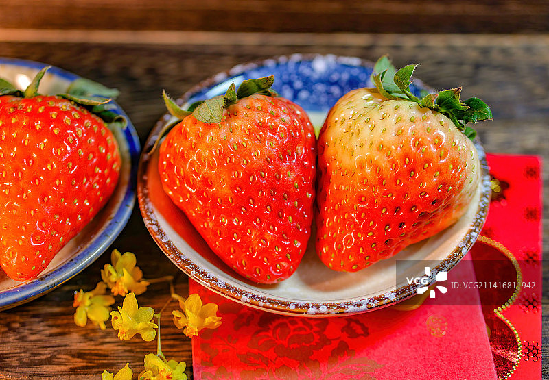 红颜奶油草莓丹东特产香甜可口肉质紧致甜度适中杂交草莓有机品种大棚种植香甜松软蜜新春佳节年味水果主题图片素材