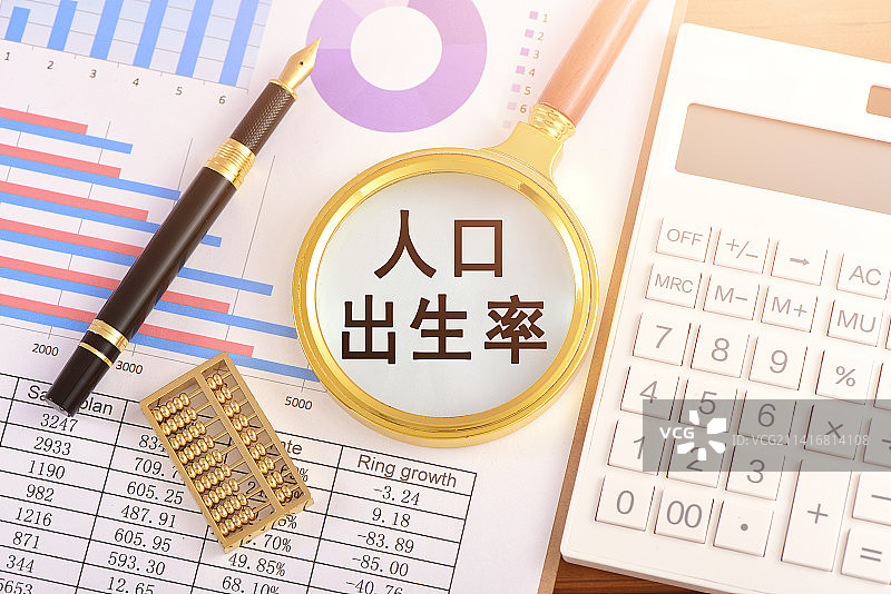 图表上的放大镜印着文字人口出生率图片素材