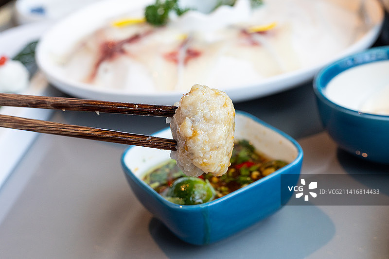 广东中山特色美食脆肉鲩火锅菊花鱼滑图片素材