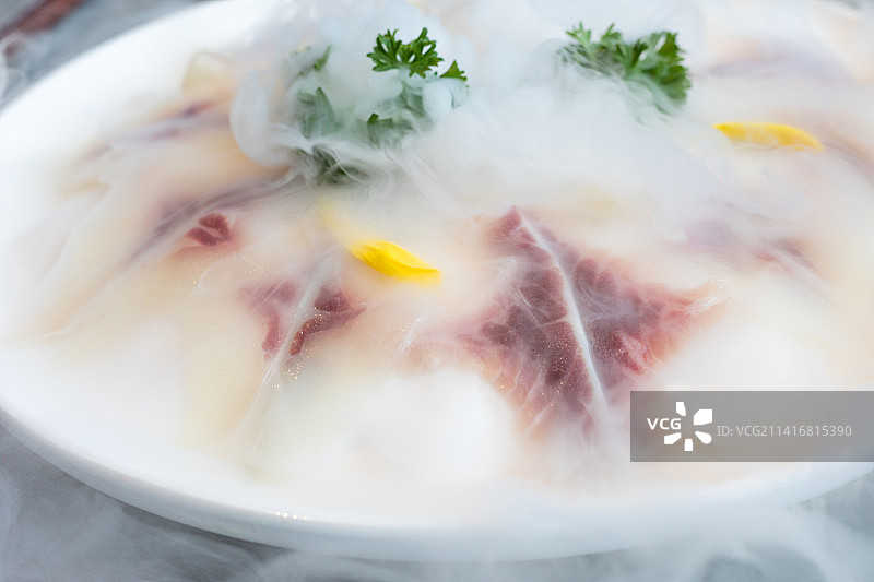 广东中山特色美食脆肉鲩火锅一盘无骨鱼片图片素材