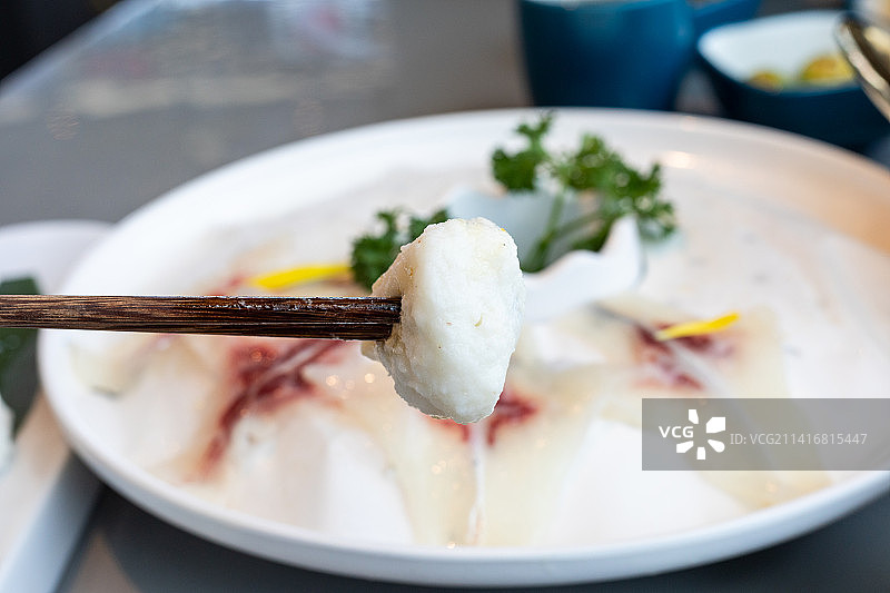 广东中山特色美食脆肉鲩火锅食材手打鱼丸图片素材
