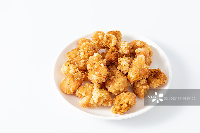 白色背景一碟美味的油炸零食鸡米花图片素材
