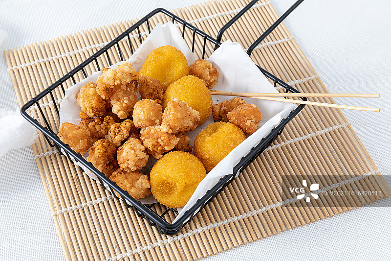一盘油炸零食地瓜丸和鸡米花图片素材