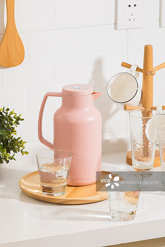 餐桌上的彩色暖水壶暖瓶图片素材