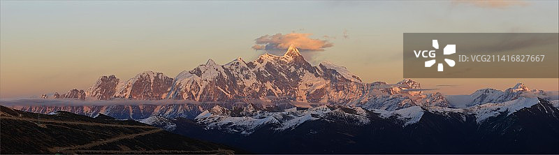 日落时白雪皑皑的群山景色（南迦巴瓦峰）图片素材