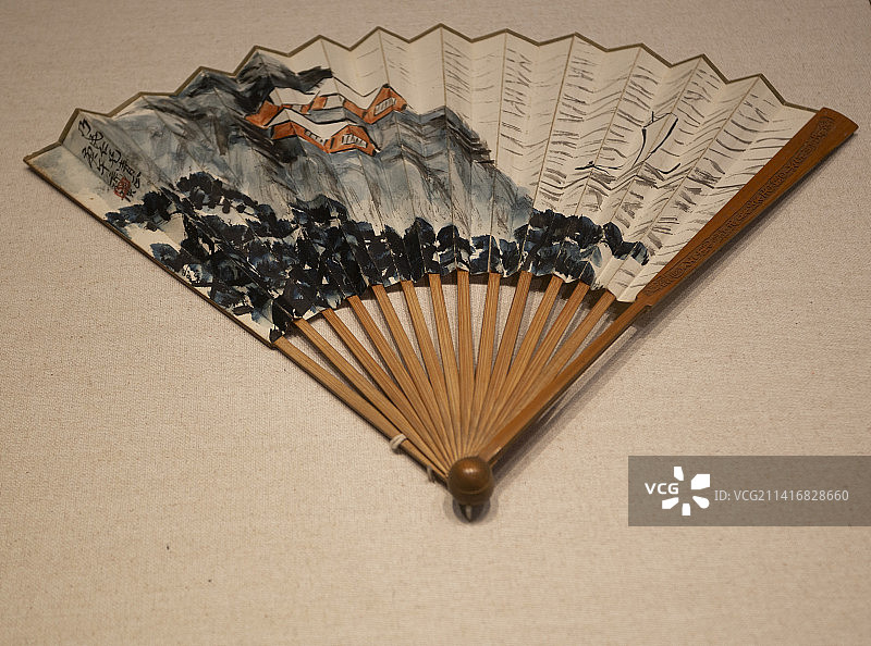 竹雕股设色山水折扇，齐白石画，园林博物馆图片素材