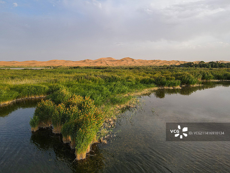 内蒙古阿拉善腾格里沙漠月亮湖度假休闲景区图片素材