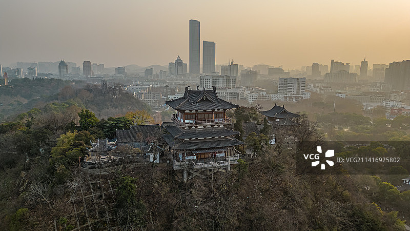 北固山与镇江天际线在暮光中同框图片素材