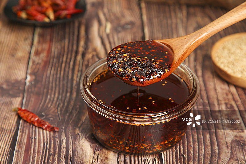 木底上的辣椒油图片素材
