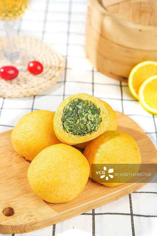 浅底上的荠菜团子图片素材