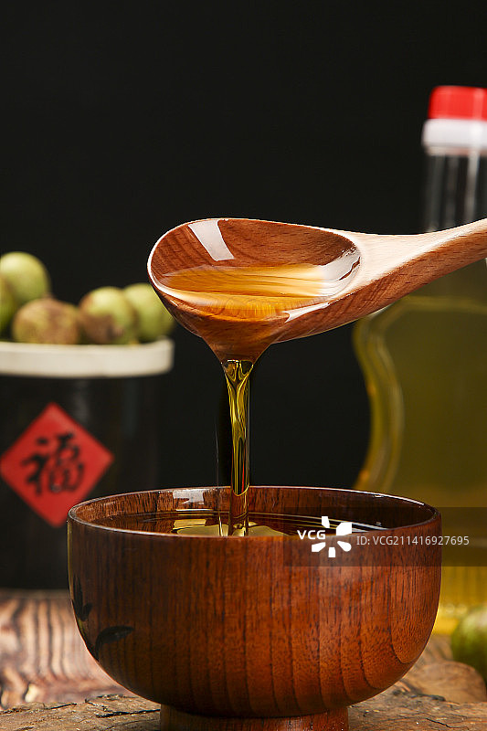 深底上的山茶油图片素材