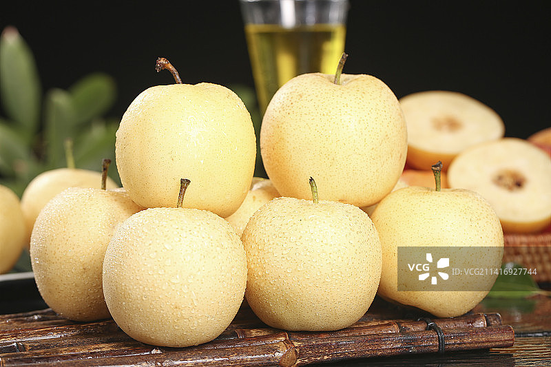 木底上的新鲜皇冠梨图片素材