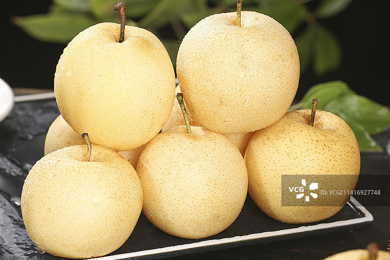 木底上的新鲜皇冠梨图片素材