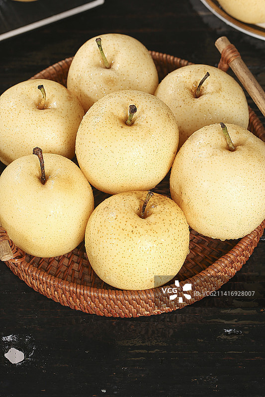 木底上的新鲜皇冠梨图片素材