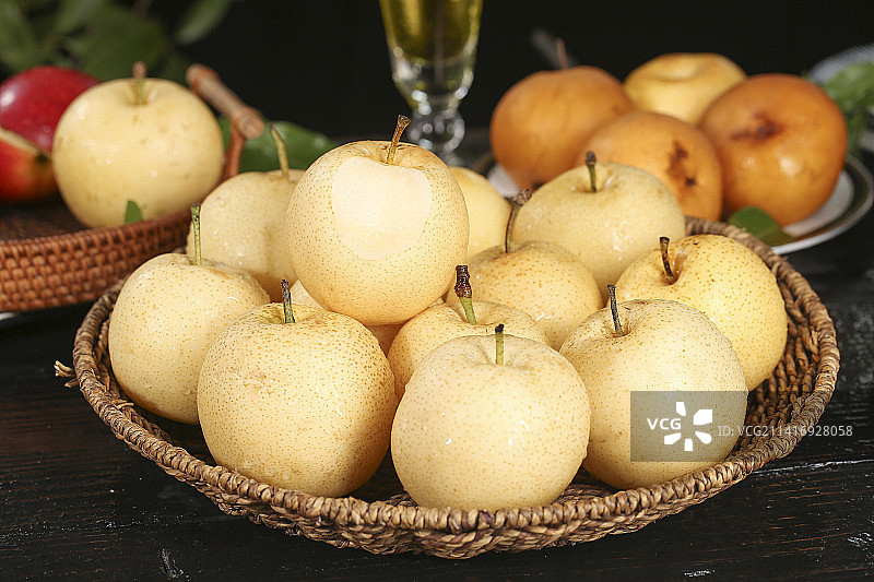 木底上的新鲜皇冠梨图片素材