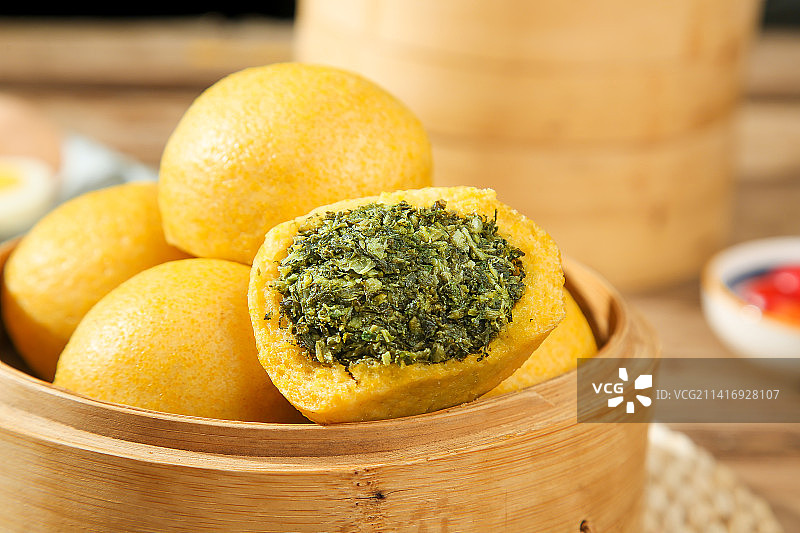 深底上的荠菜团子图片素材