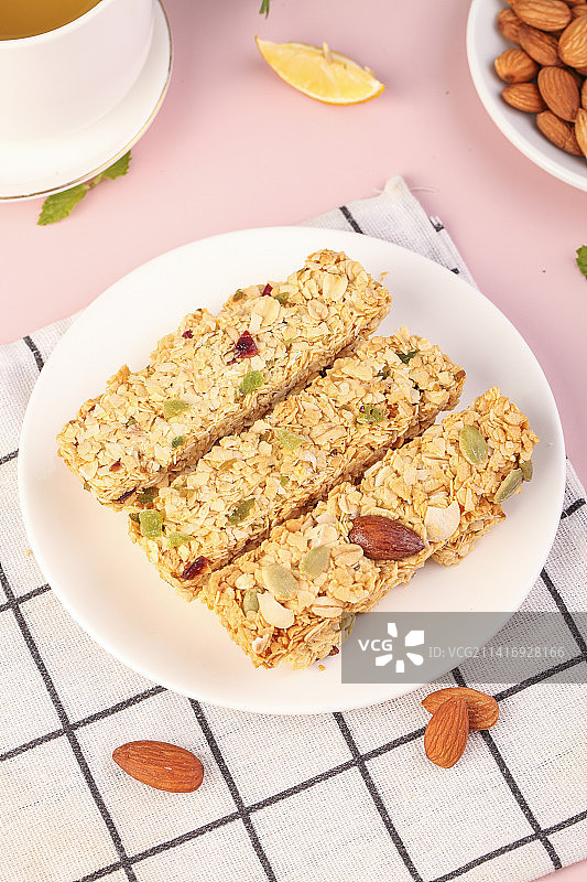 格子不上的一盘谷物脆图片素材