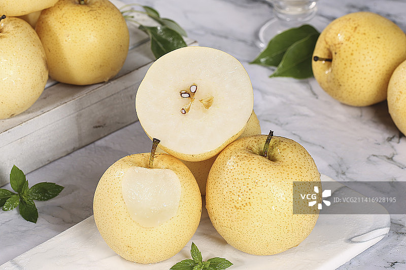 浅底上的皇冠梨图片素材