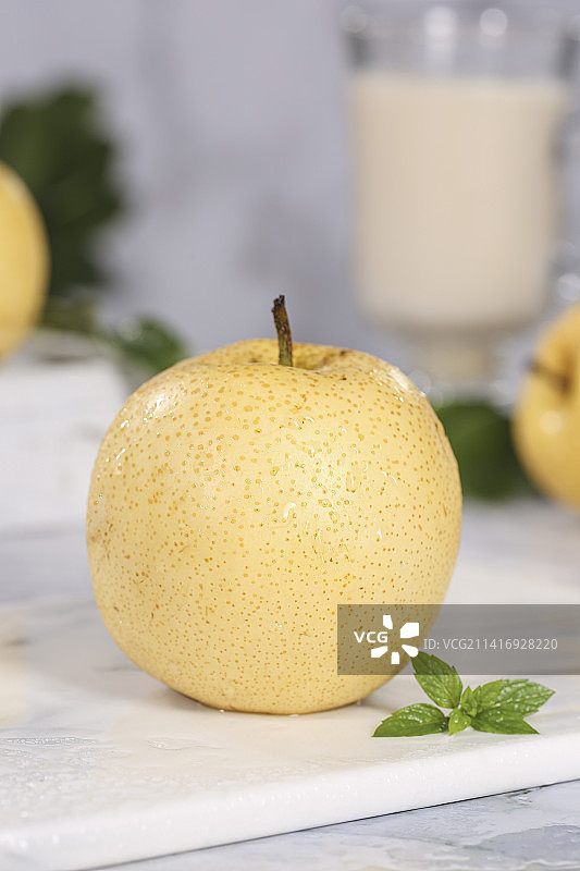 浅底上的皇冠梨图片素材