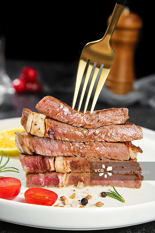 深底上的牛排图片素材