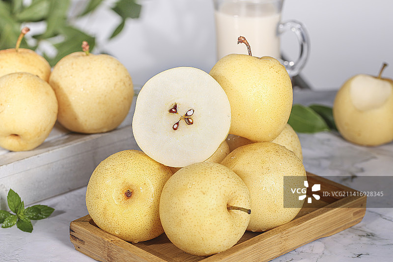 浅底上的皇冠梨图片素材