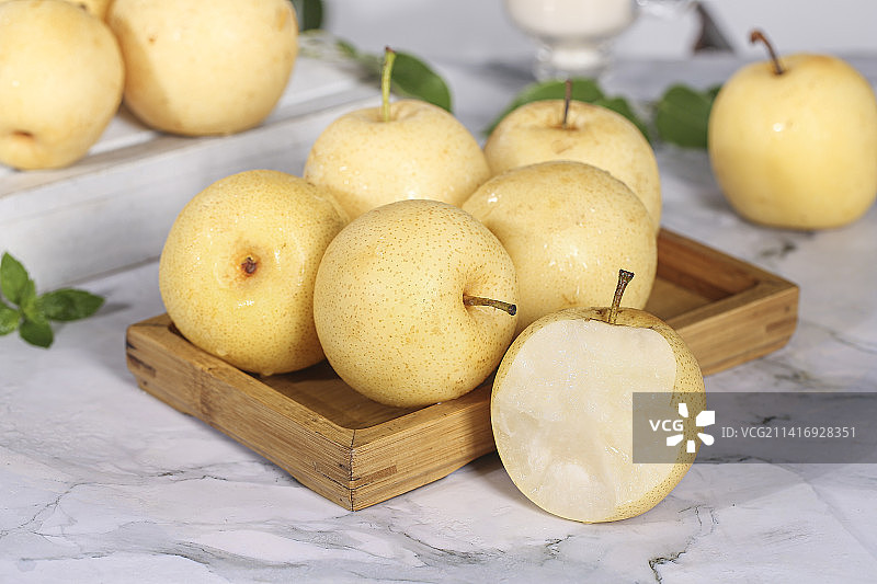 浅底上的皇冠梨图片素材