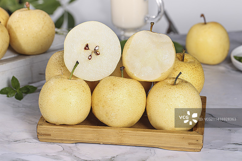 浅底上的皇冠梨图片素材
