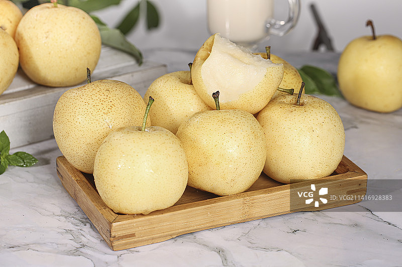 浅底上的皇冠梨图片素材