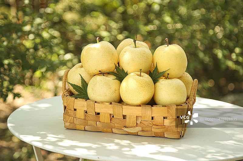 手里拿着新鲜皇冠梨图片素材