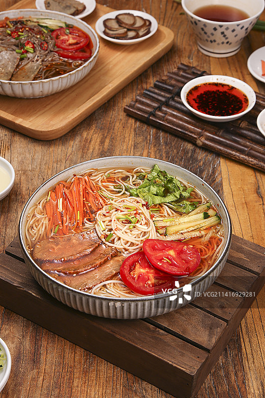 木底上的一碗冷面图片素材