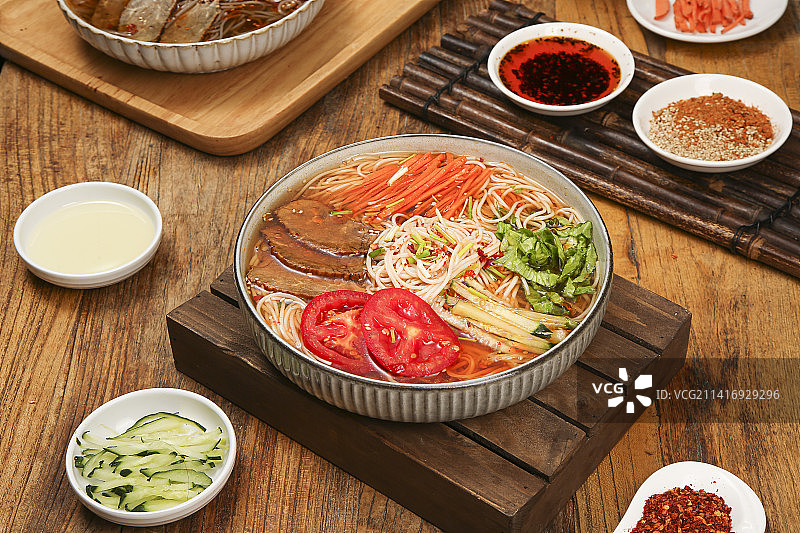 木底上的一碗冷面图片素材