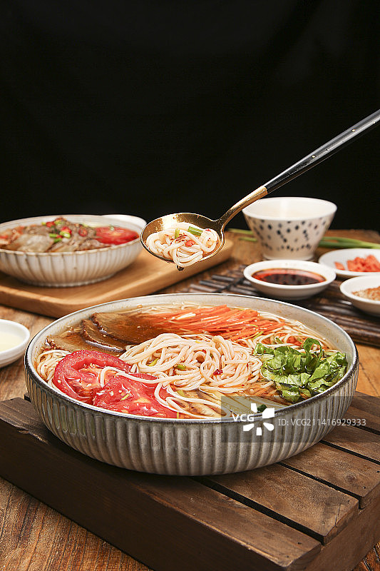 木底上的一碗冷面图片素材