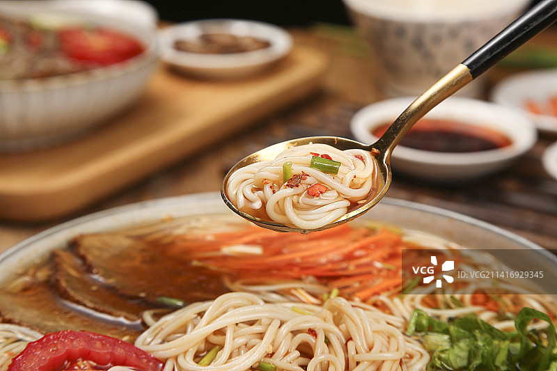 木底上的一碗冷面图片素材