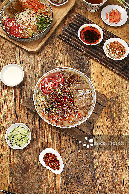 木底上的一碗冷面图片素材