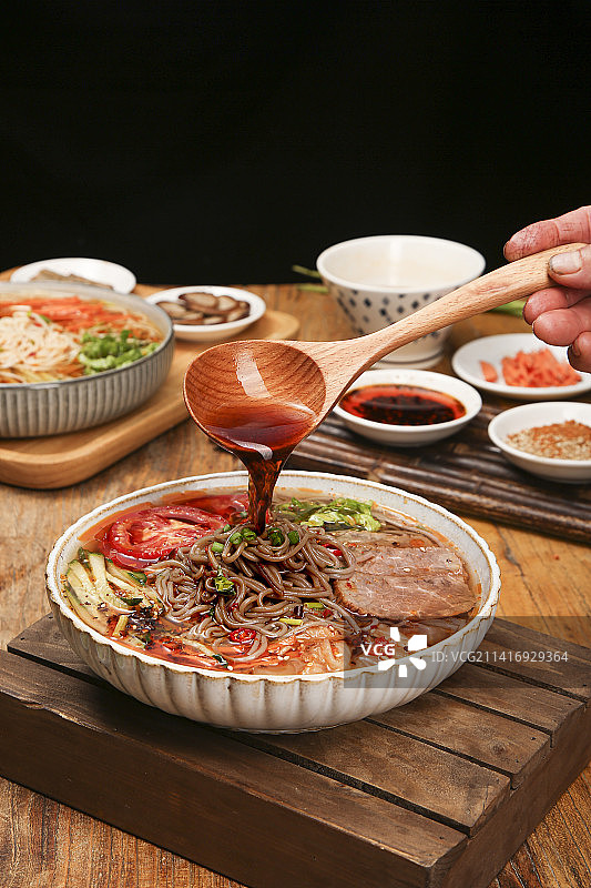 木底上的一碗冷面图片素材