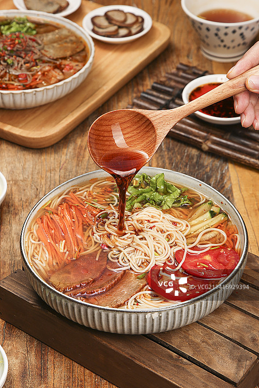 木底上的一碗冷面图片素材