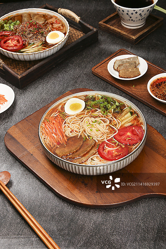 木底上的一碗冷面图片素材