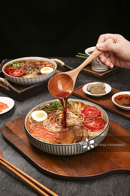 木底上的一碗冷面图片素材