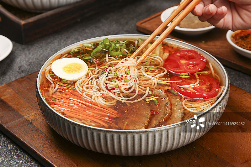 木底上的一碗冷面图片素材