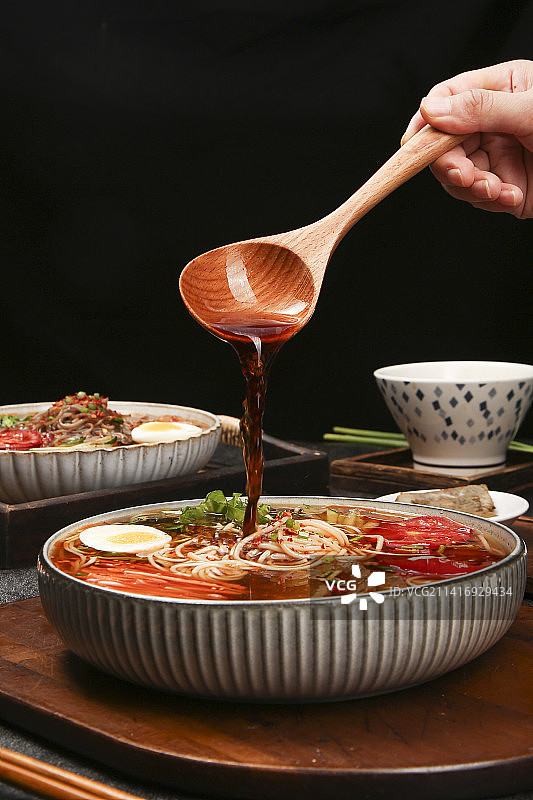 木底上的一碗冷面图片素材