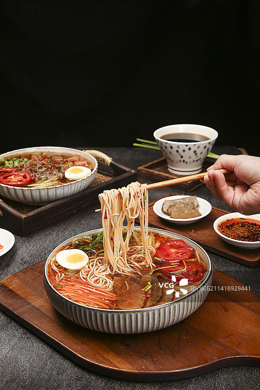 木底上的一碗冷面图片素材