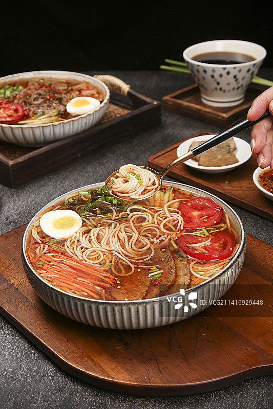 木底上的一碗冷面图片素材