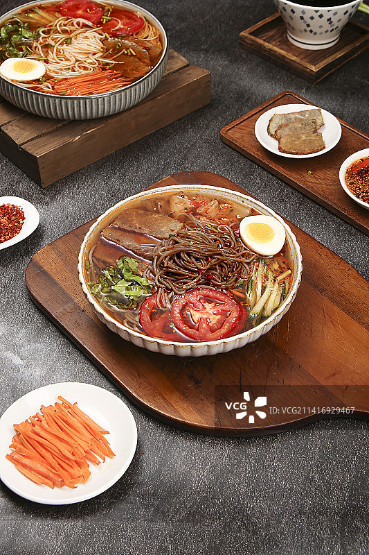 木底上的一碗冷面图片素材