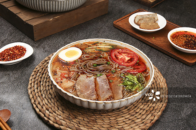 木底上的一碗冷面图片素材