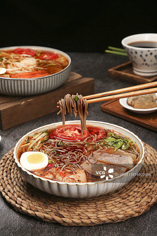 木底上的一碗冷面图片素材