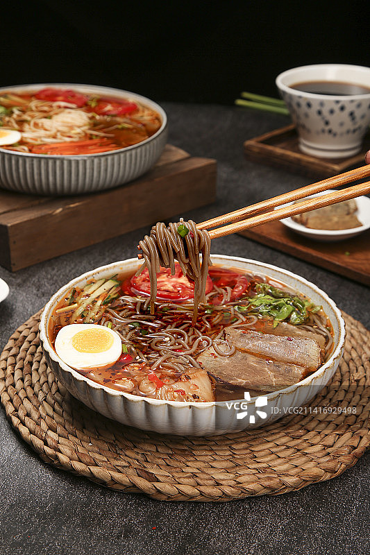 木底上的一碗冷面图片素材